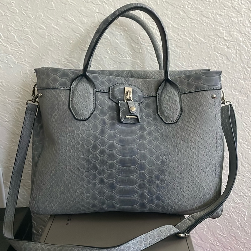 NWOT - faux snakeskin gray handbag.